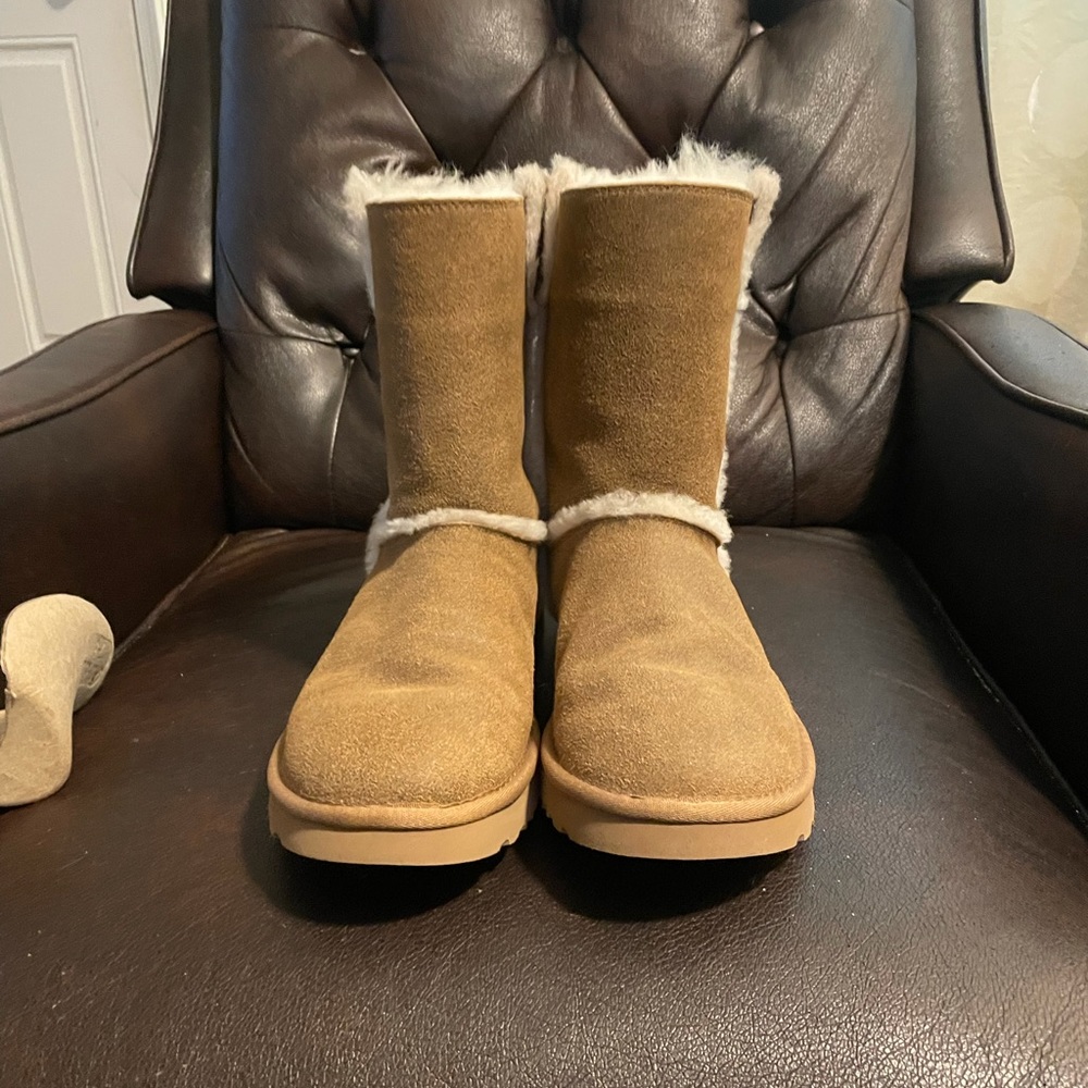 Ugg classic short spill seam boots